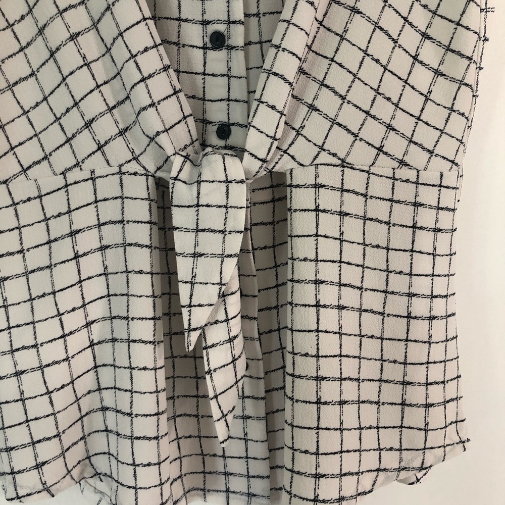 Black and white front tie sleeveless collar blouse